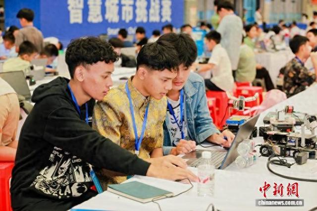 柬埔寨队伍参加智慧城市挑战赛(邀请赛)。黄传彦 摄