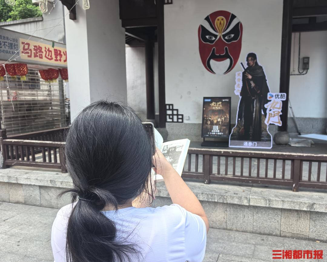 书粉打卡角色立牌。罗艾敏摄