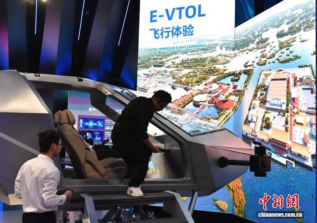 9月16日，雄安新区智慧城市科创中心内，参观人员正在进行E-VTOL飞行体验。中新社记者 韩冰 摄