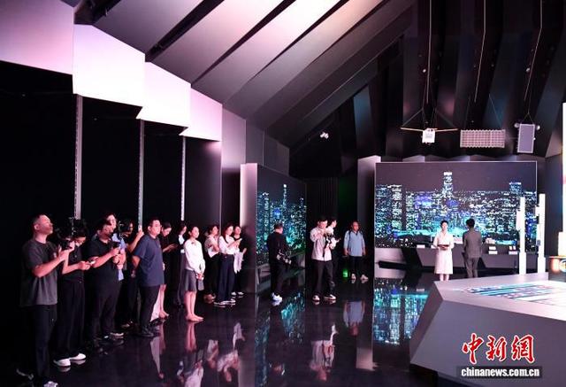 9月16日，雄安新区智慧城市科创中心内，工作人员为参观者进行讲解。中新社记者 韩冰 摄