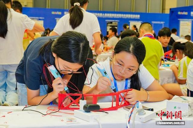 广西队伍参加3D打印笔工程挑战赛。黄传彦 摄
