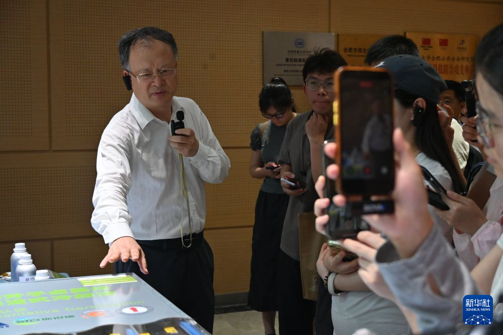 8月5日，在清华大学合肥公共安全研究院，院长袁宏永（左一）在介绍超分子浸没式储能模块。新华社发（林秋锦摄）